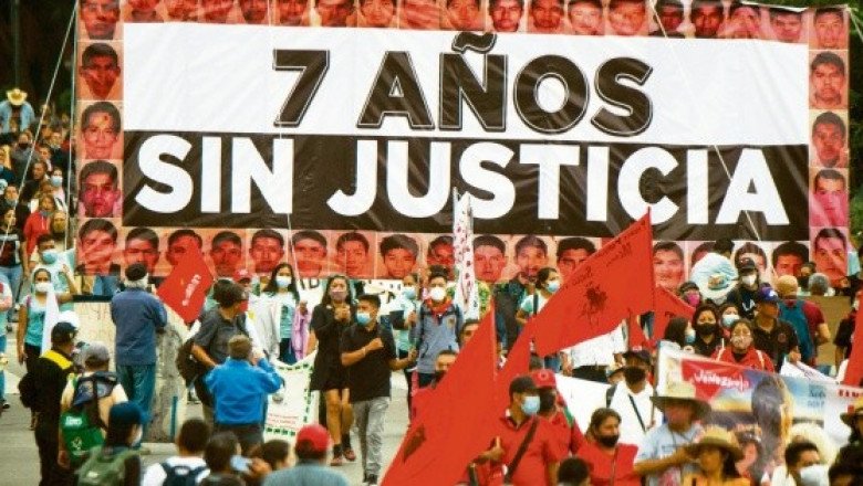 A 7 años, protestan en CDMX por desaparición de los 43