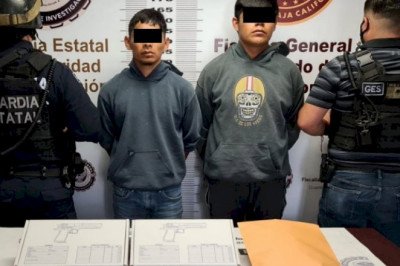 Arresta FGE a dos hombres con armas y drogas