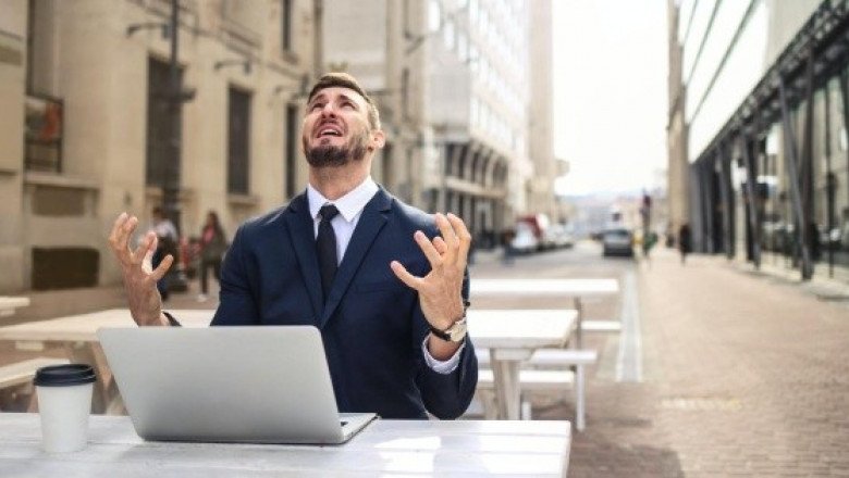 Borra fotografías de la boda frente a los novios ¡por no darle de comer!