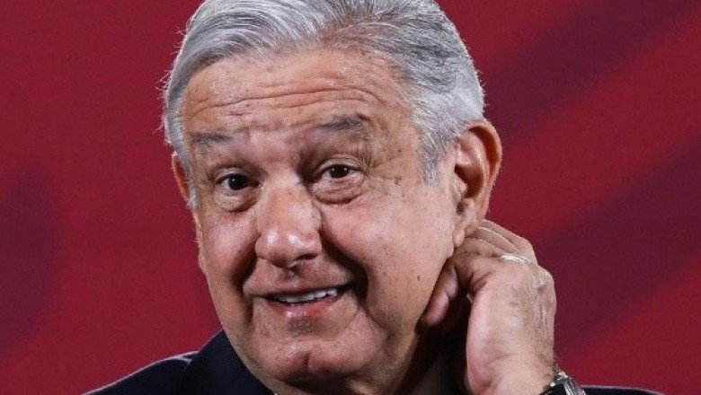 Captan a AMLO haciendo fila para ocupar su lugar en un vuelo comercial