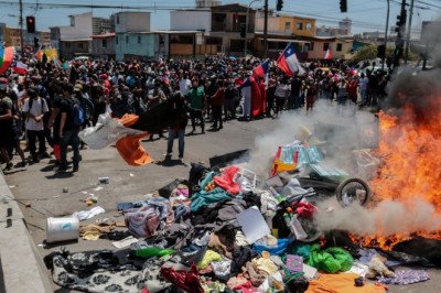 Colchones y juguetes de venezolanos sin techo, quemados tras una marcha contra la inmigración en Chile