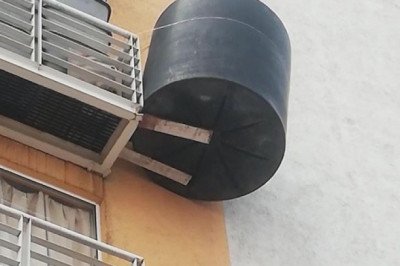 Cuelgan tinaco en balcón de un quinto piso en CDMX; vecinos advierten peligro