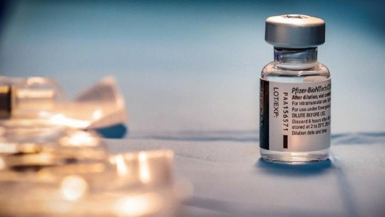 "Dinosaurio" lleva a su mamá a ponerse la vacuna contra el COVID-19