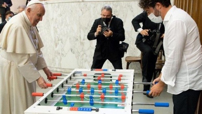 En imágenes: El Papa Francisco juega futbolito tras su Audiencia General