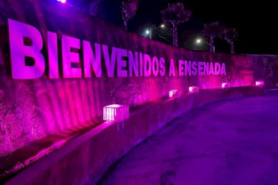 Iluminan nodos y monumentos en apoyo a la lucha contra el cáncer de mama