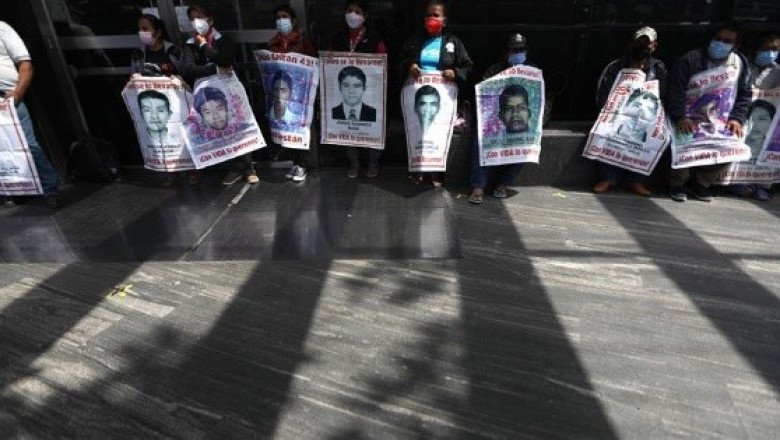 "La FGR es un elefante reumático", reclaman padres de normalistas a AMLO