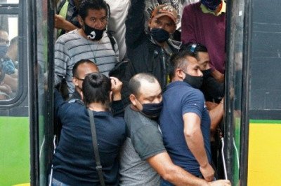 Pese a horarios escalonados, abarrotan camiones