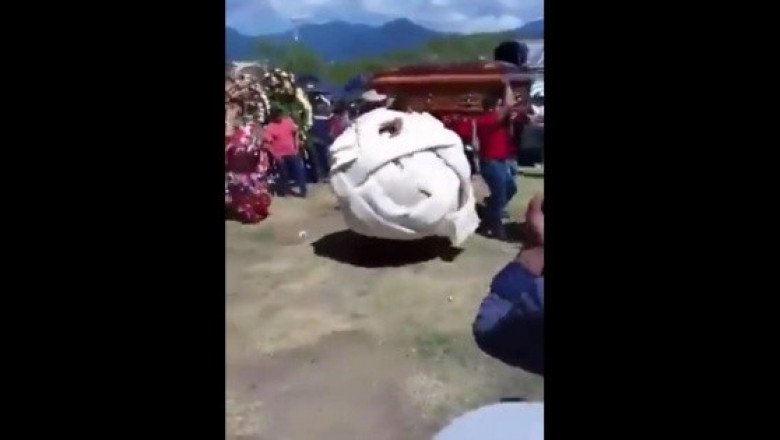 Un "queso Oaxaca" baila para despedir al dueño de cremería