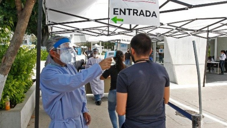 Familiares se comunican con pacientes con COVID-19 mediante videollamadas