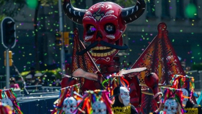 Famosos dan colorido a desfile de Día de Muertos en CDMX