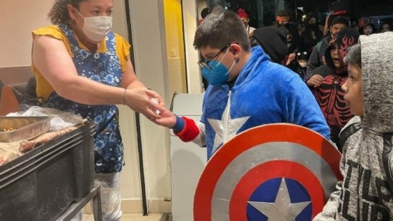 ¡Qué rico! Niños piden "calaverita" y les regalan tacos