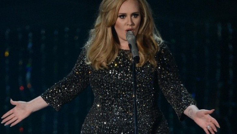 Resurge video de Adele deteniendo un concierto por un fan que se desmaya