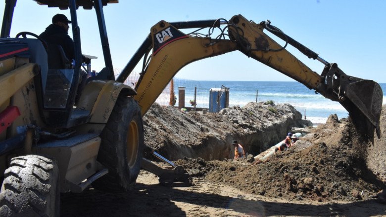 Recorre alcalde obras deportivas y turísticas de Playa Hermosa