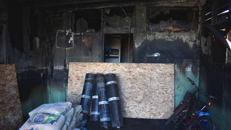 Entregan materiales de construcción y víveres a familia que perdió todo en incendio
