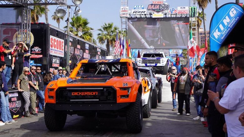 Da Armando Ayala banderazo inicial de la edición 54 de la carrera Baja 500