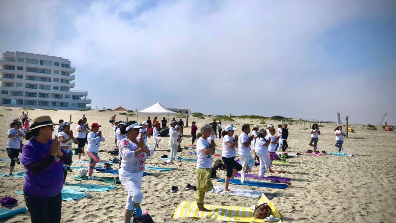 Dan clase de yoga frente al mar