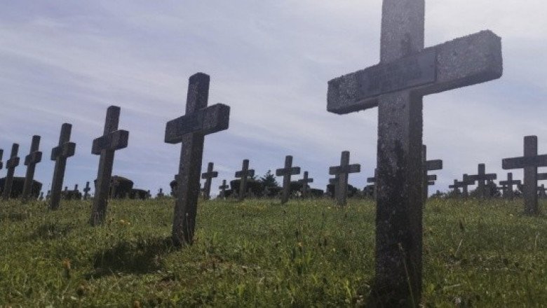 ¡Espeluzante! Desentierra el cadáver de su madre y lo pasea en un triciclo