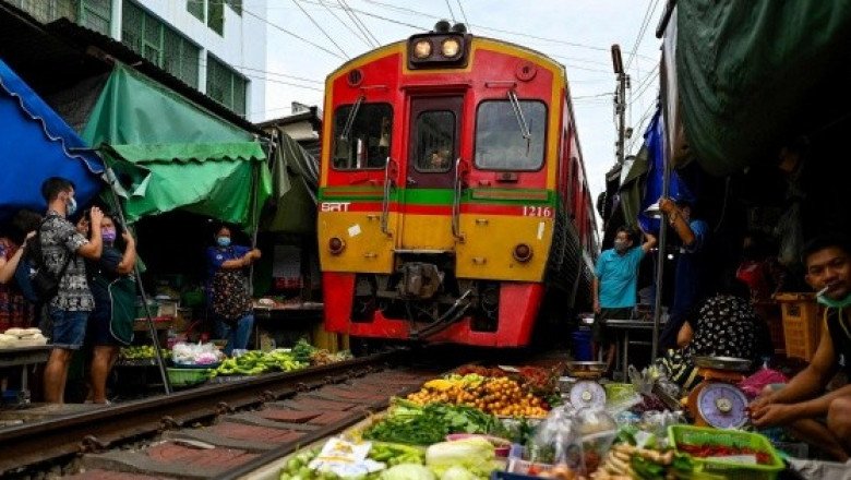 Fotogalería: Colorido mercado en las vías del tren enamora a turistas