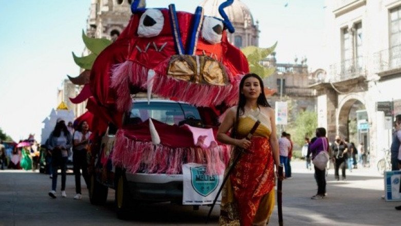 La UdeG desarrolla el desfile “Letras para volar”