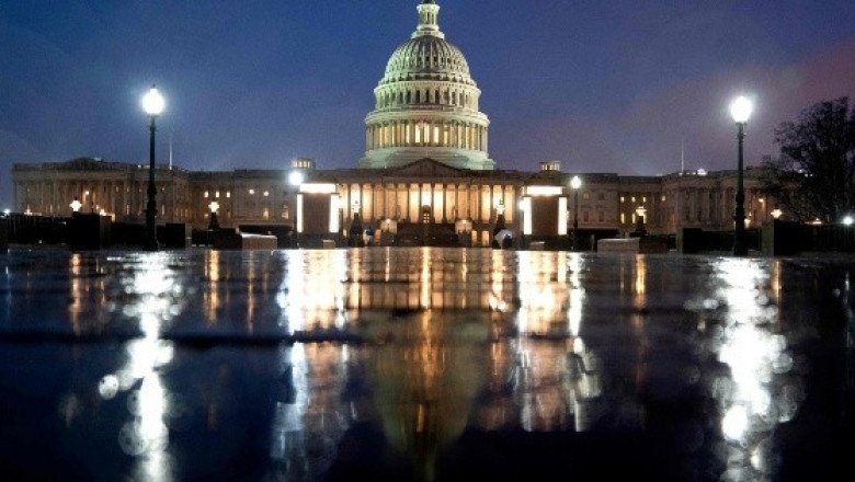Paracaidistas en partido de beisbol desatan falsa alarma en el Capitolio