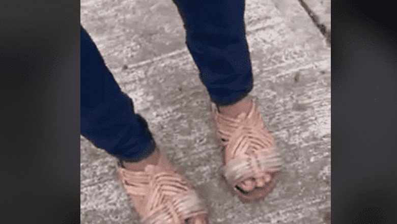 Por burlarse de tenis de su compañero; padre obliga a hijo a usar huaraches