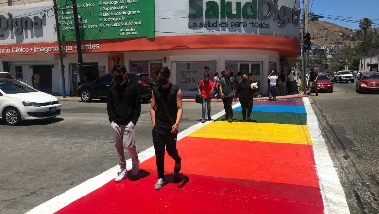 Conmemora CODE Día internacional del Orgullo LGBT+ con pintado de crucero inclusivo