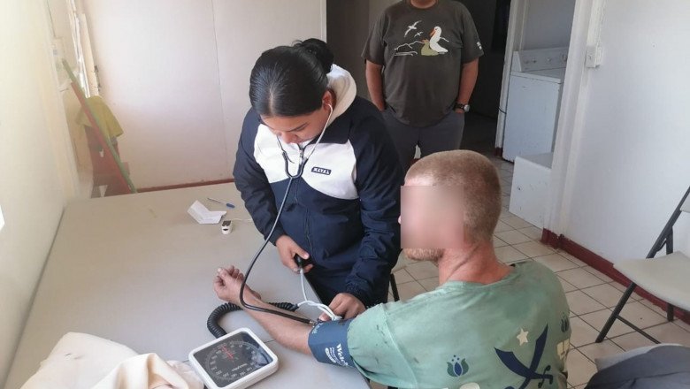 Rescatan a turista encallado sobre rocas