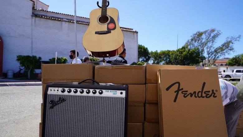 Dona Fender instrumentos musicales a Casa de la Cultura de Ensenada