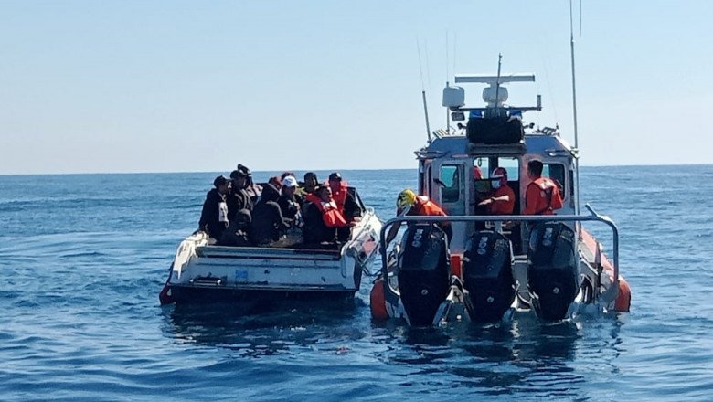 Rescata SEMAR a 11 personas en altamar