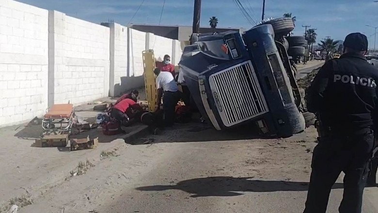 Tráiler vuelca tras quedarse sin frenos