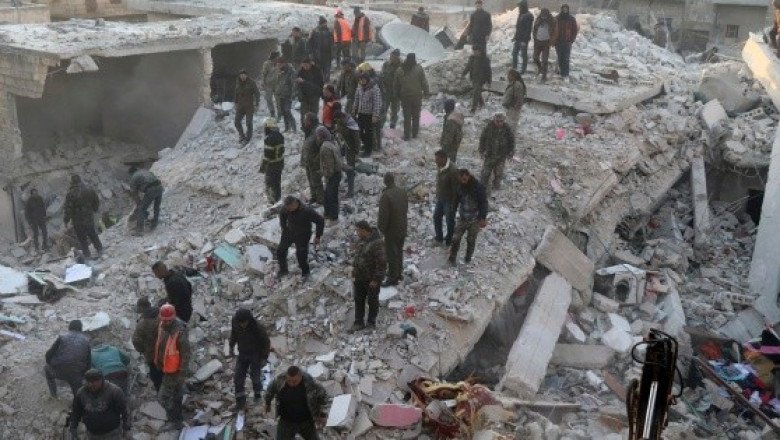 Derrumbe de edificio en Alepo, Siria, deja al menos 16 muertos