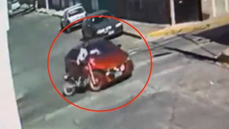VIDEO | El momento exacto en que un motociclista sale volando tras ser embestido por un auto