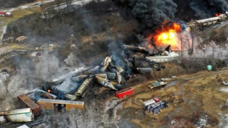 Se descarrila tren en Ohio; causa incendio y orden de desalojo