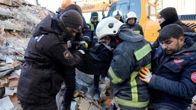 Rescatan vivos a mujer y hombre en Turquía 60 horas después de terremotos
