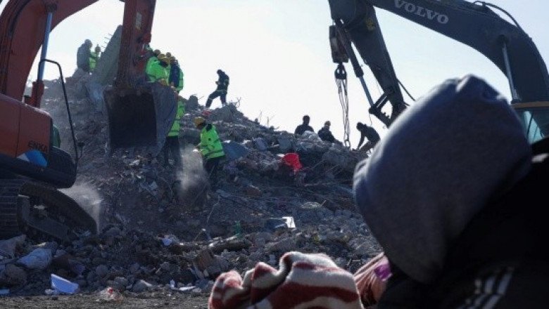 Suman más de 25 mil muertos tras terremoto en Turquía y Siria