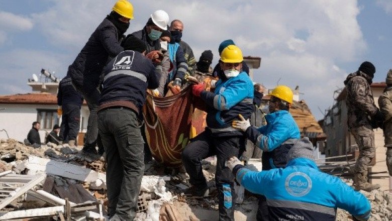 Rescatistas de Quintana Roo hallan personas con vida en Turquía