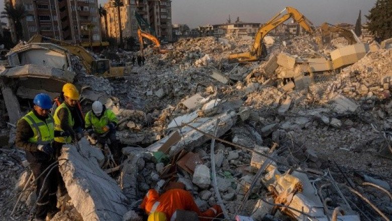 Rescatan a niño en Turquía tras 182 horas atrapado entre escombros