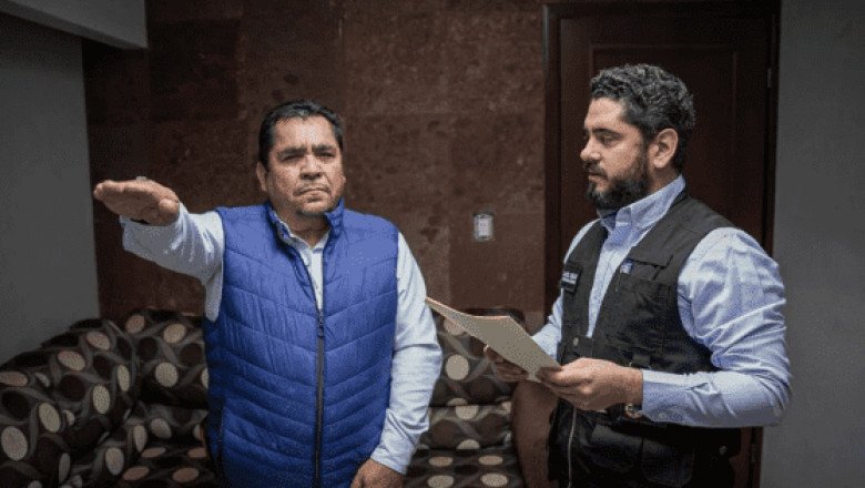 Graban a funcionario borracho con dos mujeres en Sinaloa