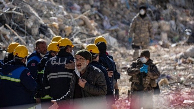 Hombre sobrevive 11 días sepultado bajo los escombros en Turquía