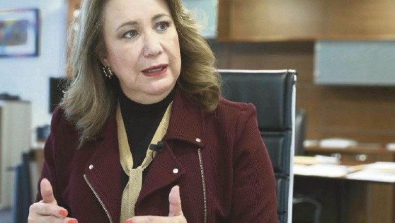 Ministra enfrenta crisis por plagio en su doctorado