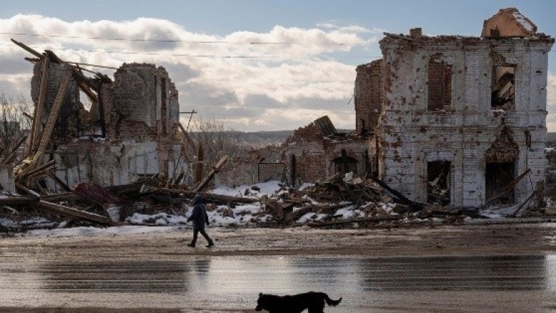 Elevan a cuatro los muertos por bombardeos rusos en Jersón, Ucrania