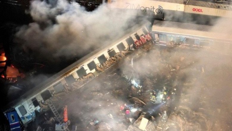 Dimite el ministro de Transportes griego tras fatal choque de trenes