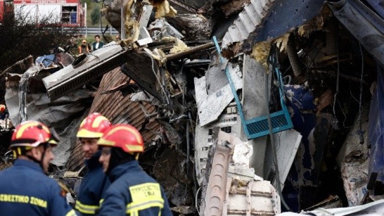 Suben a 57 los muertos tras choque de trenes en Grecia, detallan forenses