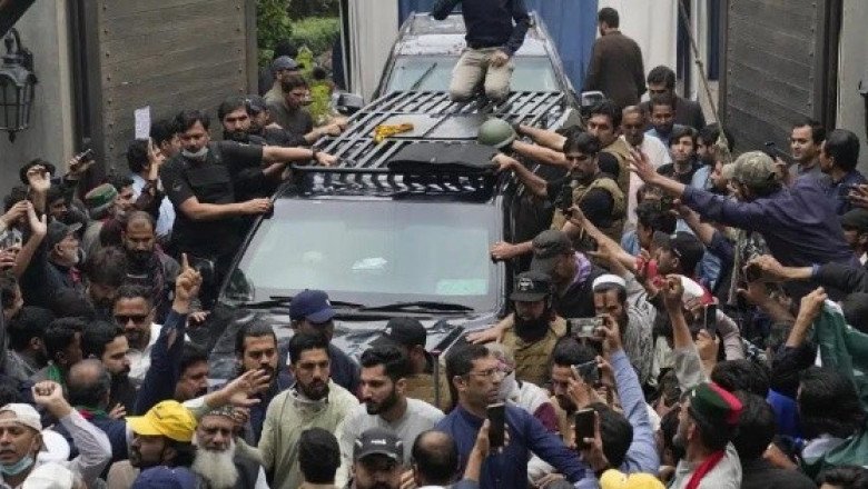 Pakistán: Policía irrumpe en la casa del exprimer ministro y arresta a 30 personas