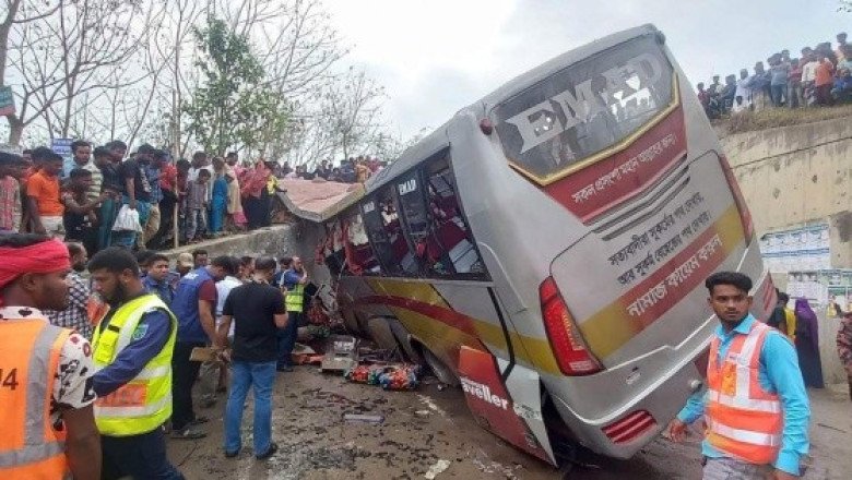 Autobús cae a una zanja en Bangladesh; mueren 19 personas