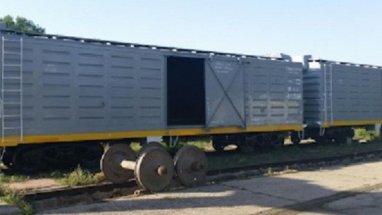 Hallan a dos migrantes muertos y 10 encerrados en vagón de tren en Texas