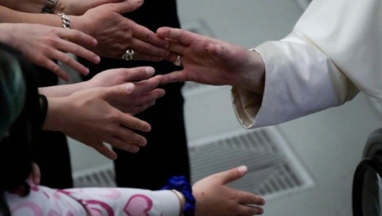 Iglesia católica refuerza las normas contra los abusos e incluye a los laicos