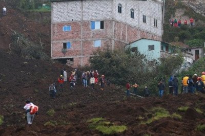 Alud de gran magnitud sepulta decenas de casas en Ecuador