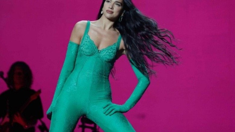 ¿Ya viste el último look de Dua Lipa? Incluye unos llamativos zapatos con pelos