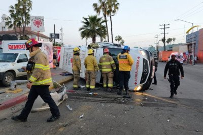 Muere mujer de 89 años al chocar ambulancia